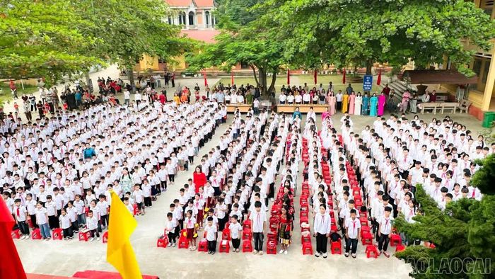 Toàn cảnh lễ khai giảng tại Trường Tiểu học và THCS Tân Hợp (Khu B).