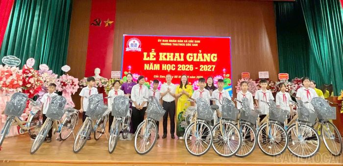 11 học sinh Trường Tiểu học và Trung học cơ sở Cốc San được trao tặng xe đạp trong ngày khai giảng.