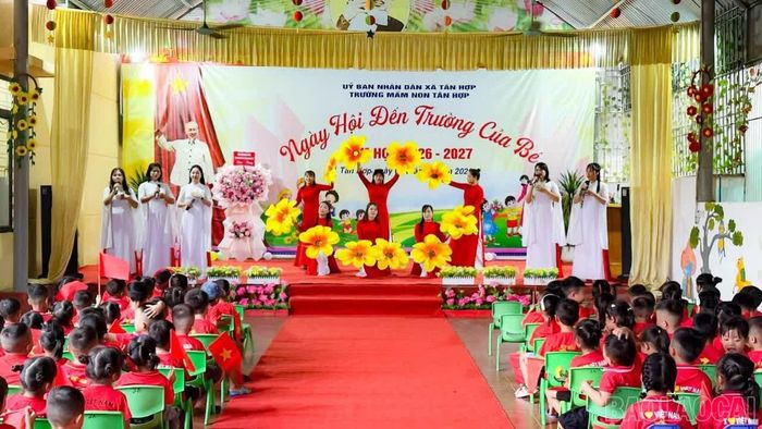 Cô giáo và học sinh Trường Mầm non Tân Hợp (Khu A) trong ngày khai giảng năm học 2026 - 2027.