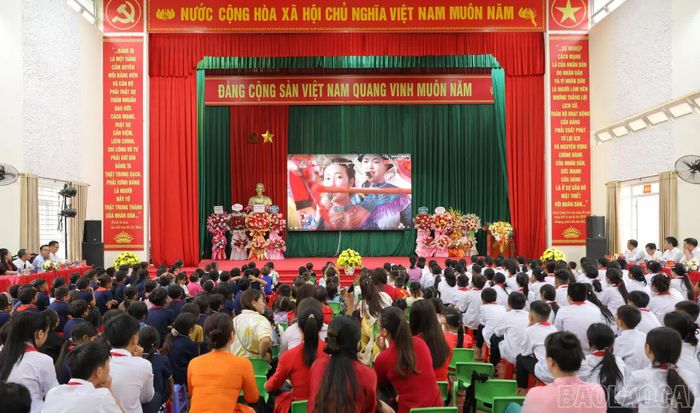 Thầy và trò các nhà trường theo dõi trực tiếp lễ khai giảng cùng các điểm cầu trên cả nước.