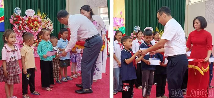 Lãnh đạo xã trao quà cho học sinh nhân dịp đầu năm học mới.