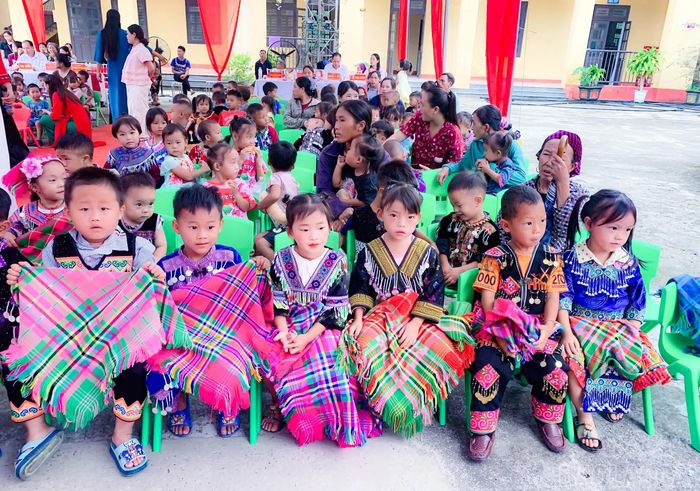 Học sinh dân tộc thiểu số xã Tân Hợp trong ngày khai giảng năm học mới.