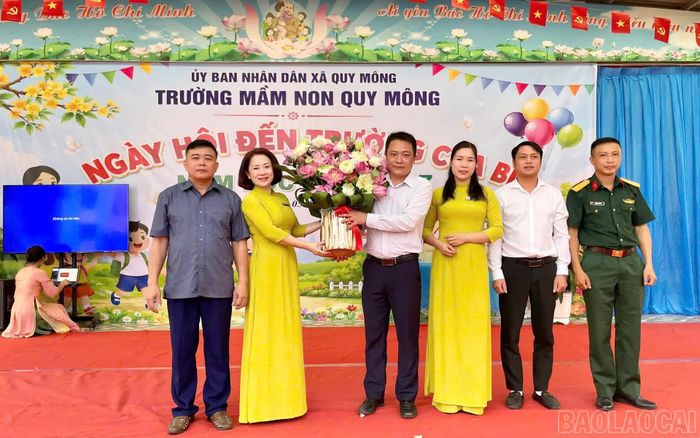 Lãnh đạo xã tặng hoa chúc mừng thầy và trò các nhà trường.