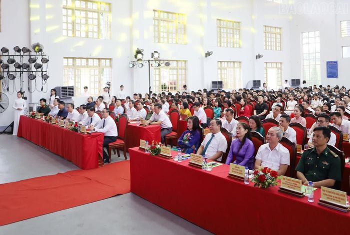 Các đại biểu tham dự buổi lễ.