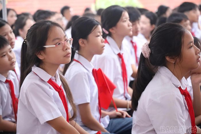  Các em học sinh chăm chú theo dõi lễ khai giảng được truyền hình trực tiếp. 