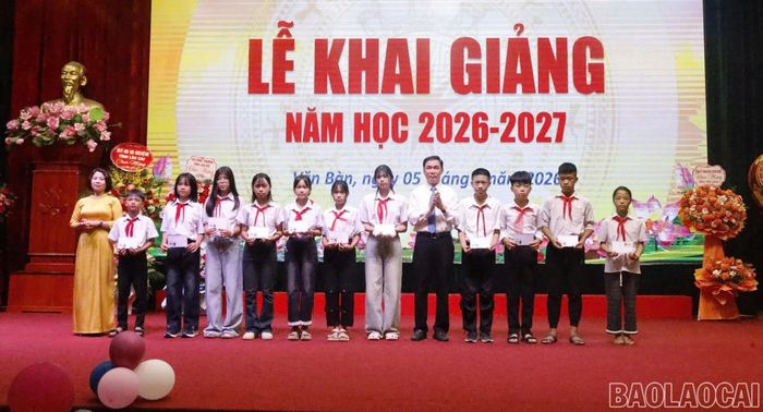  Các cơ quan, đơn vị trao quà tặng học sinh có hoàn cảnh khó khăn, nỗ lực vươn lên trong học tập. 