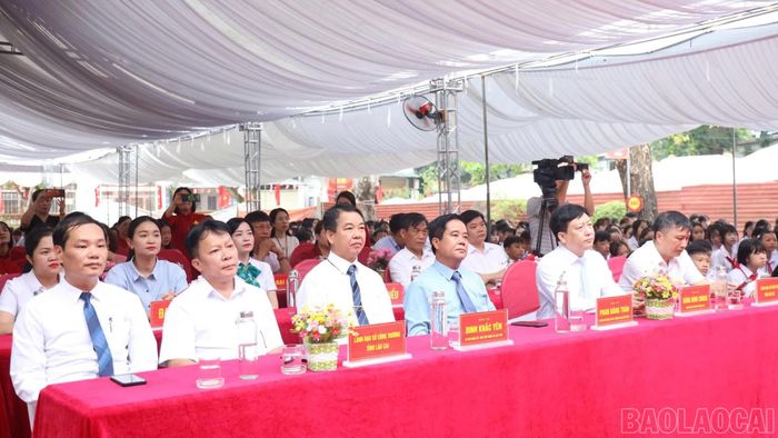  Các đại biểu dự lễ khai giảng tại Trường THCS Lê Hồng Phong. 