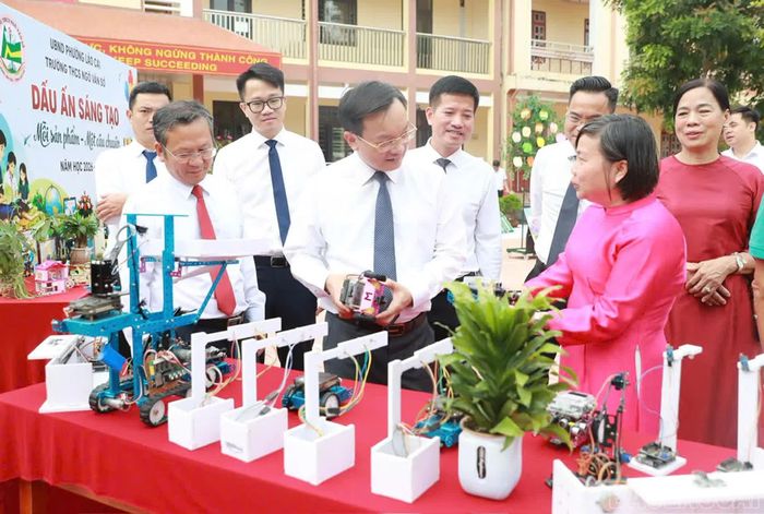  Đồng chí Đỗ Đức Minh - Ủy viên Ban Thường vụ Tỉnh ủy, Giám đốc Sở Tài chính tham quan khu giới thiệu giáo dục STEM của Trường THCS Ngô Văn Sở. 
