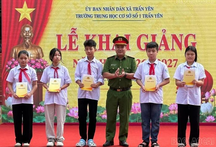  Quỹ khuyến học xã Trấn Yên, Công an xã Trấn Yên tặng quà cho các em học sinh có hoàn cảnh khó khăn. 