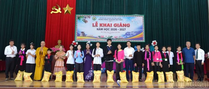  Trao quà và gạo cho học sinh có hoàn cảnh khó khăn. 