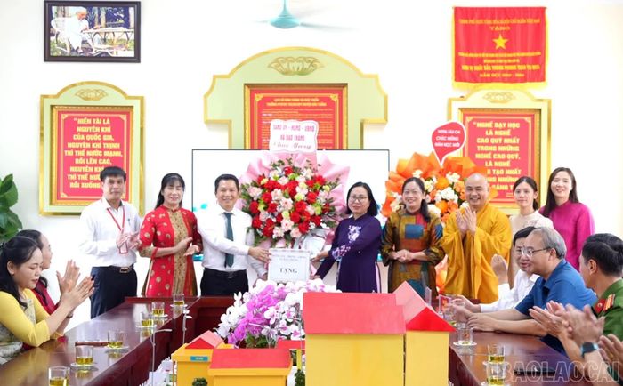  Đồng chí Lý Thị Vinh - Ủy viên Ban Thường vụ Tỉnh ủy, Bí thư Đảng ủy, Chủ tịch HĐND xã Bảo Thắng dự Lễ khai giảng năm học 2026 - 2027 tại Trường Phổ thông dân tộc Nội trú THCS&THPT Bảo Thắng. 