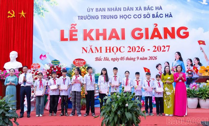  Đồng chí Vũ Quỳnh Khánh tặng quà cho học sinh có hoàn cảnh đặc biệt khó khăn. 