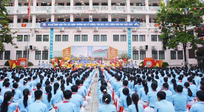  Lễ khai giảng tại Trường THCS Lê Quý Đôn diễn ra trong không khí hân hoan. 