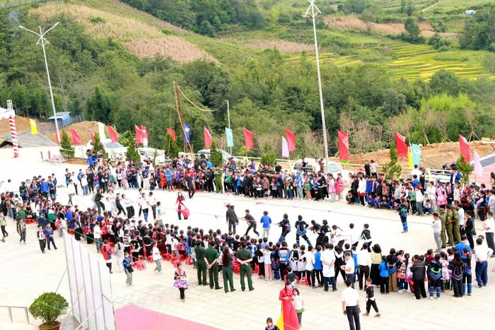  Các hoạt động thể thao, văn nghệ tạo không khí vui tươi trong ngày khai giảng. 