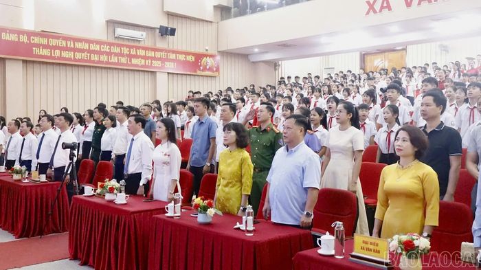  Đại biểu và học sinh thực hiện nghi lễ chào cờ. 