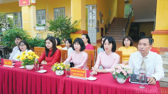  Các đại biểu tham dự lễ khai giảng. 
