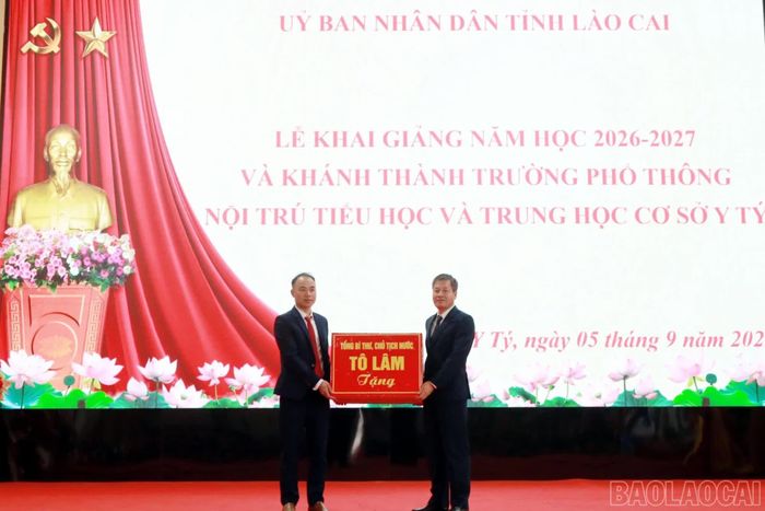  Thừa ủy quyền, đồng chí Ngô Hạnh Phúc trao quà của Tổng Bí thư, Chủ tịch nước Tô Lâm tặng thầy và trò Trường Phổ thông nội trú Tiểu học và THCS Y Tý. 