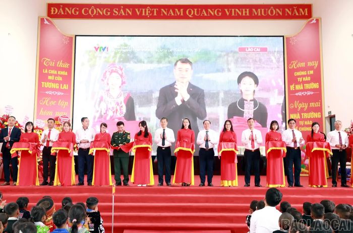  Các đại biểu cắt băng khánh thành Trường Phổ thông nội trú Tiểu học và THCS Y Tý. 