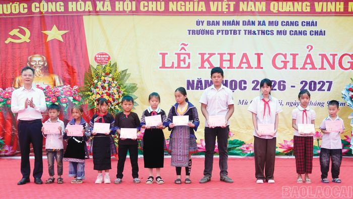  Đồng chí Nguyễn Thành Sinh - Phó Chủ tịch UBND tỉnh tặng quà 10 học sinh có hoàn cảnh khó khăn đạt thành tích xuất sắc trong học tập. 