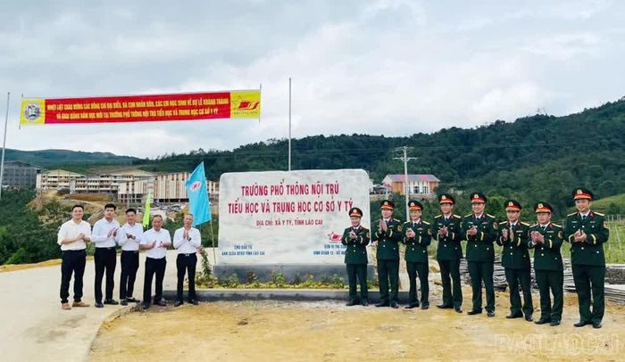 Binh đoàn 12 tặng biển đá cẩm thạch khắc tên trường. 
