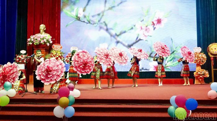  Tiết mục văn nghệ mang đậm bản sắc văn hóa tại lễ khai giảng. 