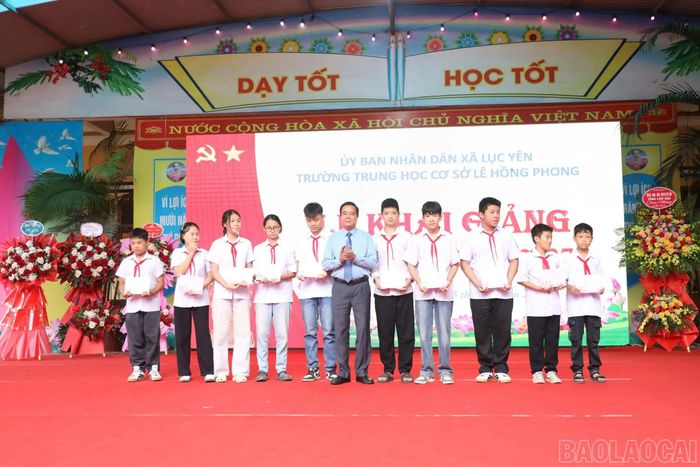  Đồng chí Phan Đăng Toàn tặng quà động viên các em học sinh. 