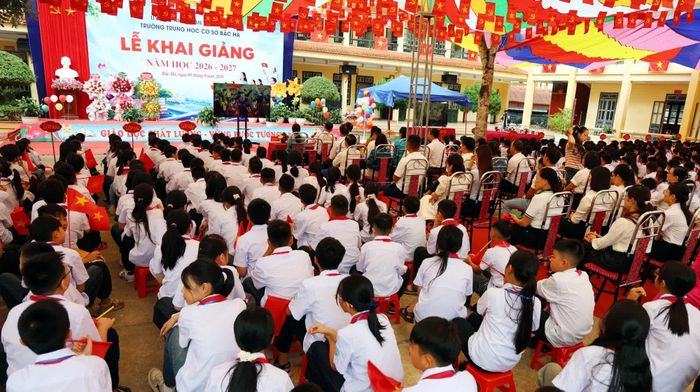  Quang cảnh lễ khai giảng. 