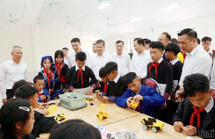  Các đại biểu trồng cây lưu niệm trong khuôn viên và tham quan cơ sở vật chất của nhà trường. 