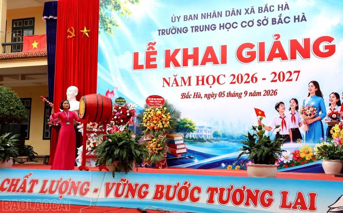  Cô giáo Nguyễn Thị Thu Hương - Hiệu trưởng Trường THCS Bắc Hà đánh trống khai trường. 