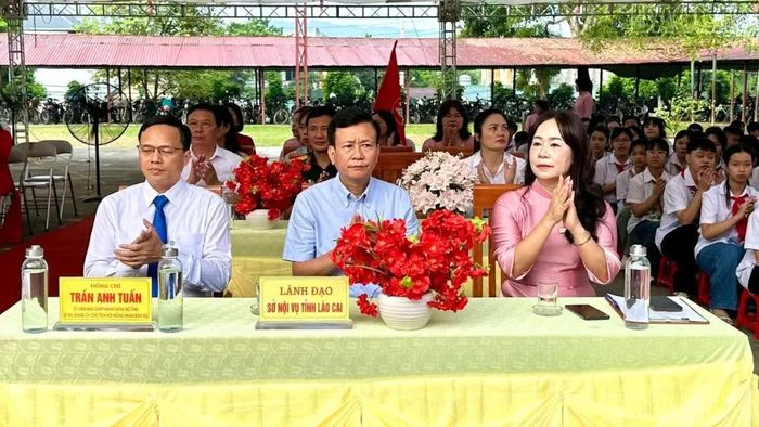  Các đại biểu tham dự Lễ khai giảng. 