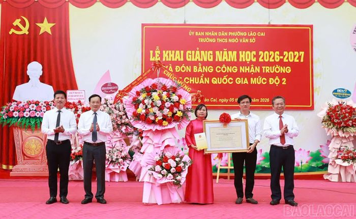  Đồng chí Đỗ Đức Minh - Ủy viên Ban Thường vụ Tỉnh ủy, Giám đốc Sở Tài chính trao Bằng công nhận đạt chuẩn Quốc gia mức độ 2 