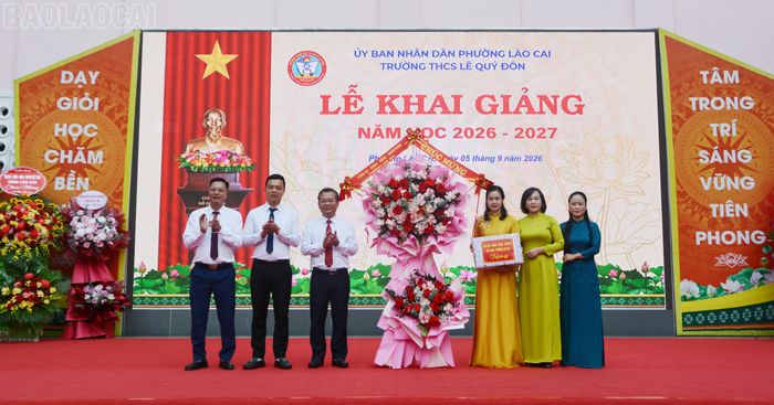  Lãnh đạo phường Lào Cai tặng hoa chúc mừng nhà trường. 