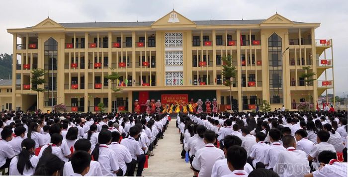  Quang cảnh lễ chào cờ của thầy và trò Trường THCS Phố Lu. 