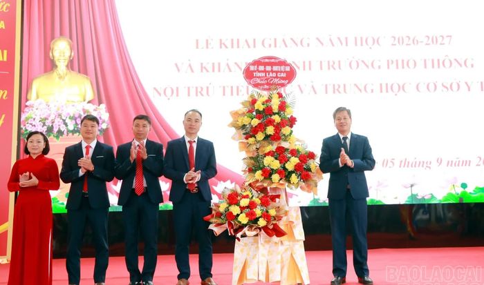  Đồng chí Ngô Hạnh Phúc - Ủy viên Ban Thường vụ Tỉnh ủy, Phó Chủ tịch Thường trực UBND tỉnh trao lẵng hoa của Tỉnh ủy, HĐND, UBND, Ủy ban MTTQ Việt Nam tỉnh chúc mừng thầy và trò nhà trường. 
