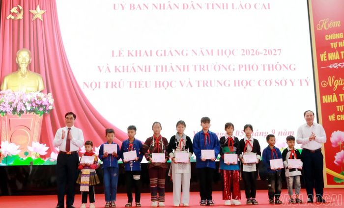  Các cơ quan, đơn vị tặng quà cho thầy và trò Trường Phổ thông nội trú Tiểu học và THCS Y Tý. 