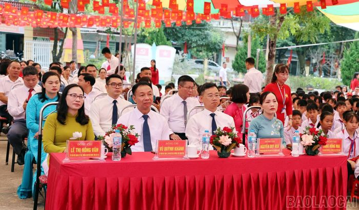  Đại biểu dự lễ khai giảng. 