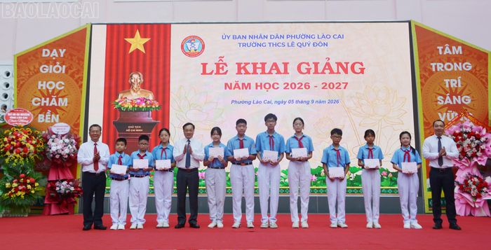  Trao tặng học bổng cho học sinh. 