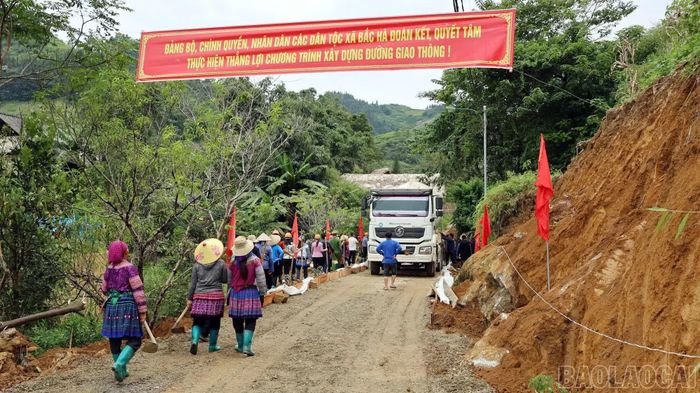 Xã Bắc Hà ra quân xây dựng đường giao thông nông thôn chào mừng 76 năm Ngày giải phóng Bắc Hà.