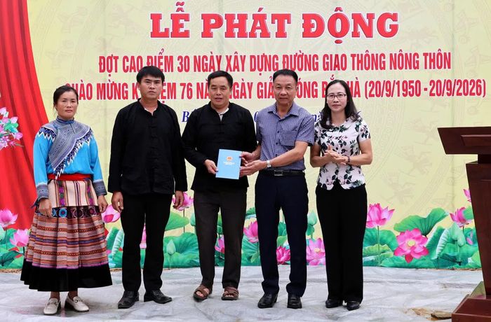 Đồng chí Vũ Quỳnh Khánh tặng quà Nhân dân thôn Phéc Bủng nhân lễ phát động.