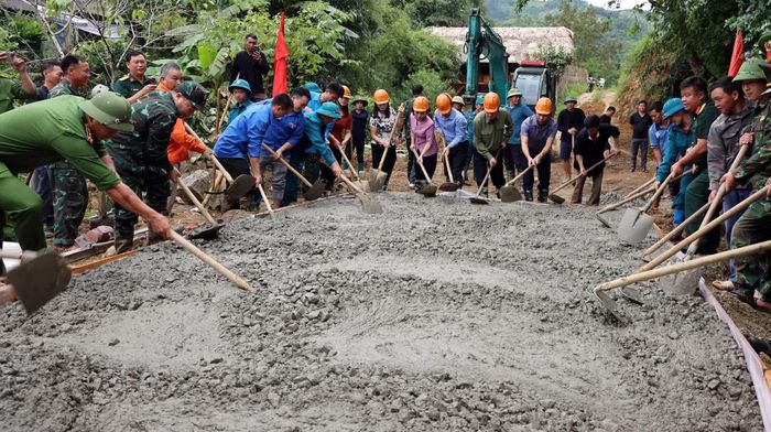Đại biểu và người dân thôn Phéc Bủng tham gia khởi công đổ bê tông tuyến đường.