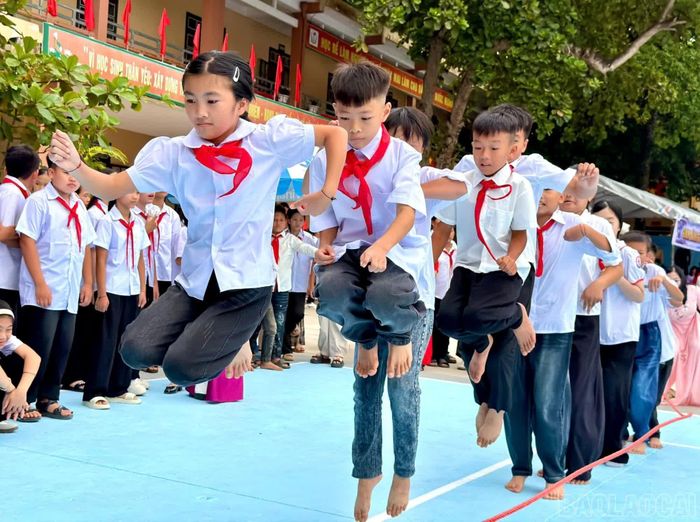 Học sinh Trường THCS Văn Bàn, xã Văn Bàn, hào hứng tham gia các hoạt động thể chất trong lễ khai giảng năm học 2026 - 2027.