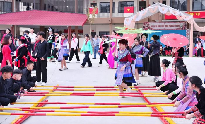 Học sinh Trường Phổ thông Nội trú Tiểu học và THCS Mường Khương hào hứng tham gia hoạt động nhảy sạp tại ngôi trường mới.