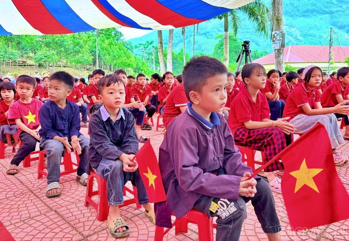 Học sinh điểm trường Làng Nủ, Trường Tiểu học và THCS Phúc Khánh vui mừng tham dự lễ khai giảng tại điểm trường chính.