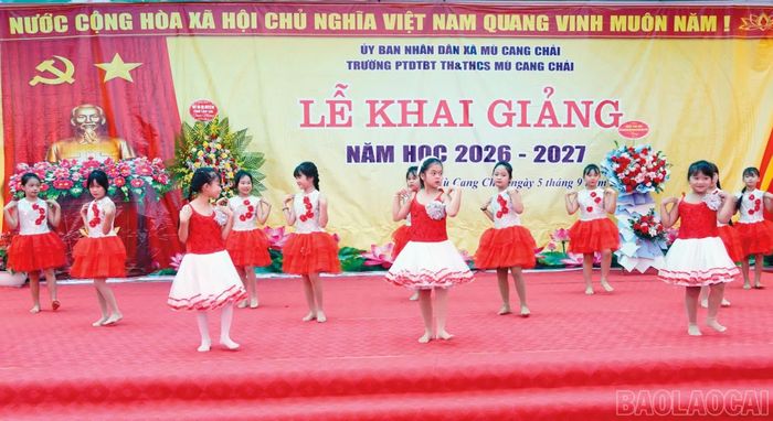 Học sinh Trường Phổ thông Dân tộc bán trú Tiểu học và THCS Mù Cang Chải tự tin biểu diễn văn nghệ trong lễ khai giảng năm học 2026 - 2027.