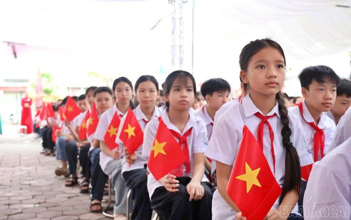 Học sinh Trường THCS Lê Hồng Phong, xã Lục Yên, rạng rỡ bên những lá cờ Tổ quốc trong ngày khai giảng năm học mới.