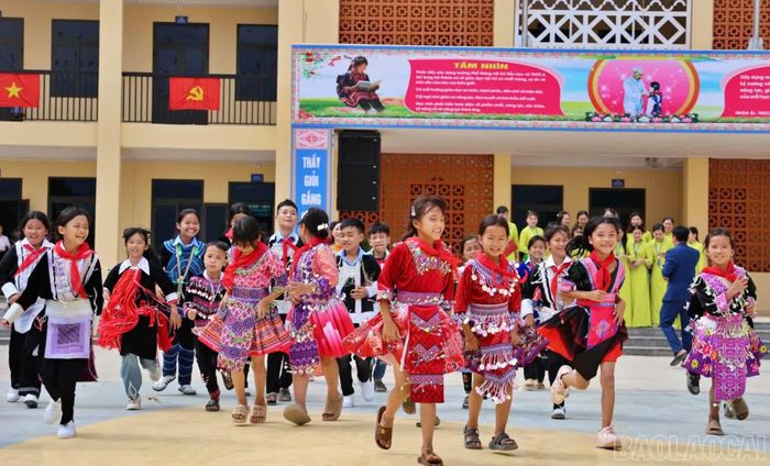 Giáo viên và học sinh Trường Phổ thông Nội trú Tiểu học và THCS A Mú Sung hân hoan chào đón năm học mới.