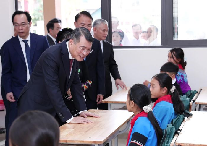 Thủ tướng Chính phủ Lê Minh Hưng trò chuyện với học sinh Trường Phổ thông Nội trú Tiểu học và THCS Mường Khương.