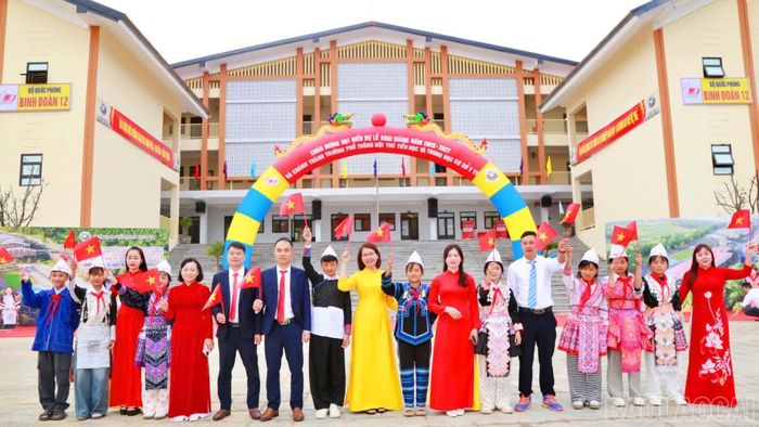 Giáo viên và học sinh Trường Phổ thông Nội trú Tiểu học và THCS Y Tý vui mừng đón năm học 2026 - 2027 tại ngôi trường mới.