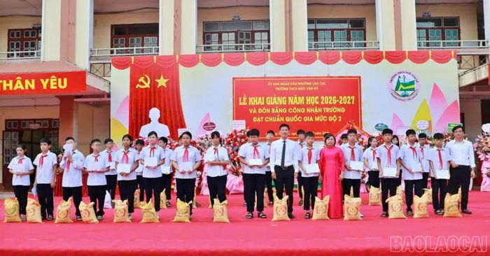 Trao quà cho học sinh hoàn cảnh khó khăn, nỗ lực vươn lên trong học tập tại Trường THCS Ngô Văn Sở, phường Lào Cai.