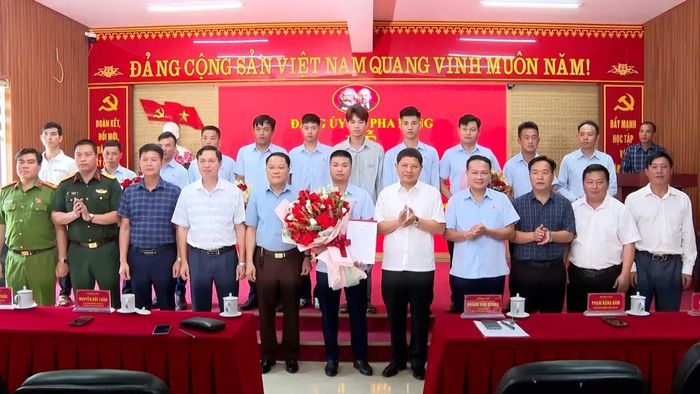 Pha Long mở rộng công tác phát triển Đảng trong các thành phần kinh tế.